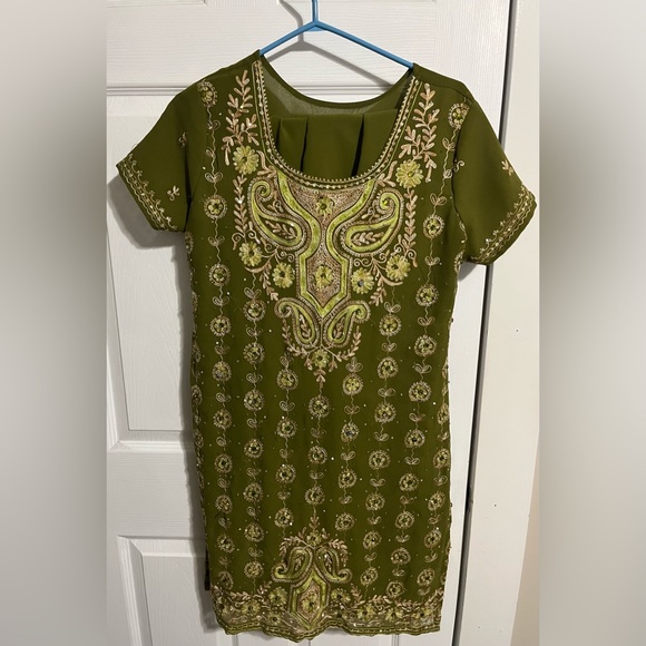 Beautiful outfit - Picture 1 of 4